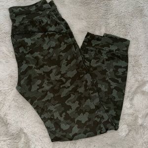 womens lululemon camo joggers gently used size 6